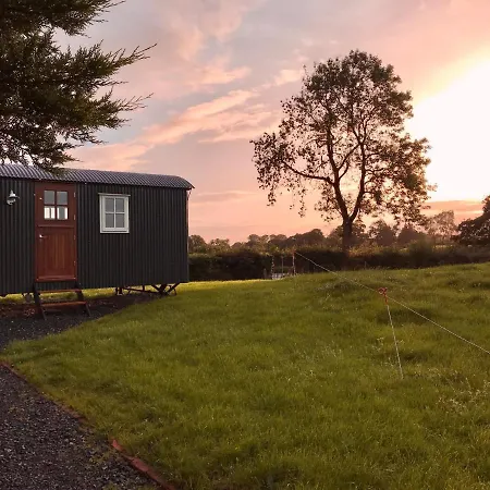Dom wakacyjny Sheelin Huts Blue, Hot-tub Available From 1st April Until 1st November *