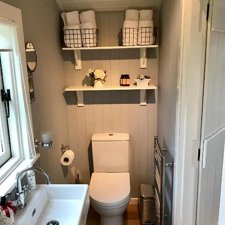 Sheelin Huts Blue, Hot-tub Available From 1st April Until 1st November