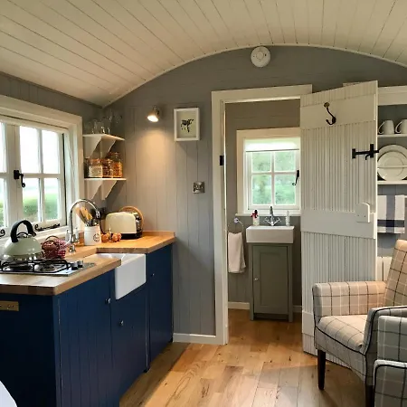 Sheelin Huts Blue, Hot-tub Available From 1st April Until 1st November